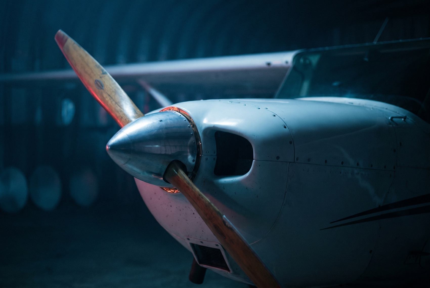 Propeller und Spinner eines Ultraleichtfliegers im Lichtnebel