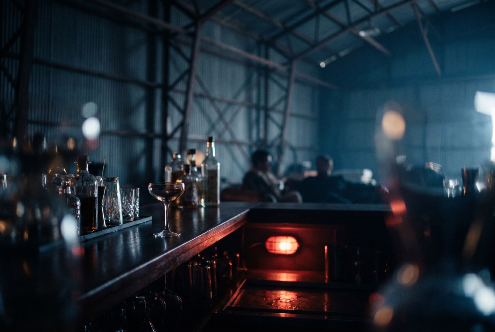 Bar und Lounge-Ecke im Hangar